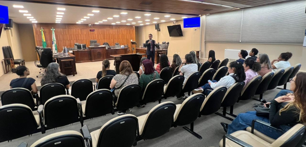 Professores da rede municipal de Curitiba visitam o TRE-PR para conhecer projetos de cidadania