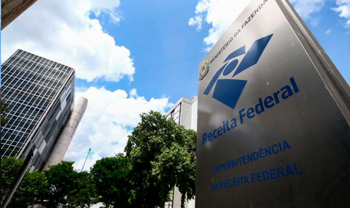 Receita Federal em Cascavel (PR) encontra grande quantidade de celulares em fundo falso de caminhão
